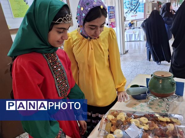 برپایی نمایشگاه «ماها» در دبیرستان شاهد معراج ناحیه یک کرج 