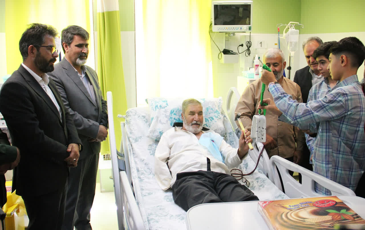 نواخته شدن زنگ مهر و مقاومت متفاوت توسط جانباز فرهنگی در بخش دیالیز ابرکوه