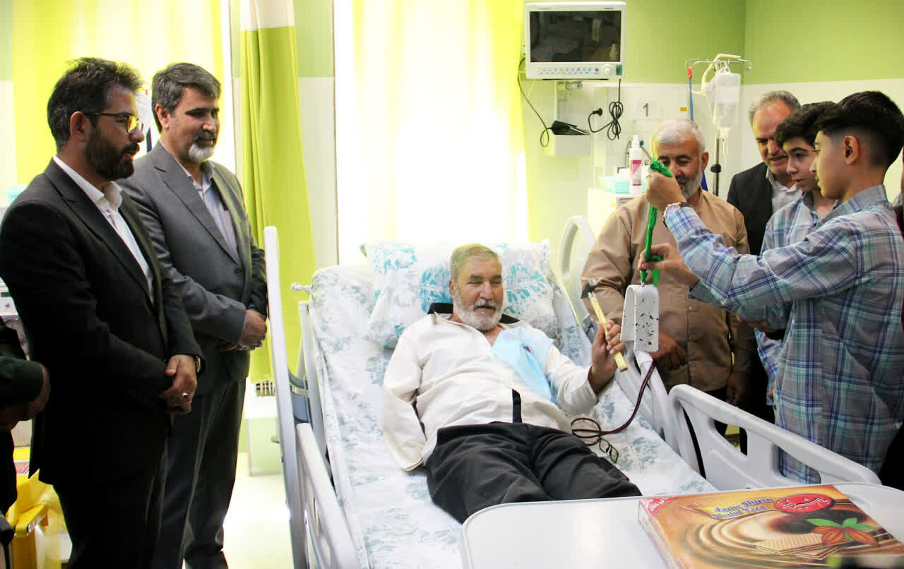 نواخته شدن زنگ مهر و مقاومت متفاوت توسط جانباز فرهنگی در بخش دیالیز ابرکوه