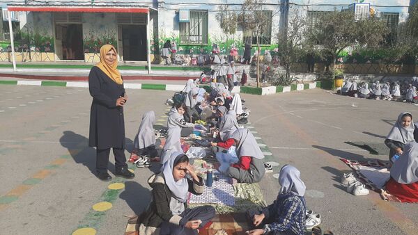 صبح پرانرژی با صبحانه سالم در دبستان نیایش