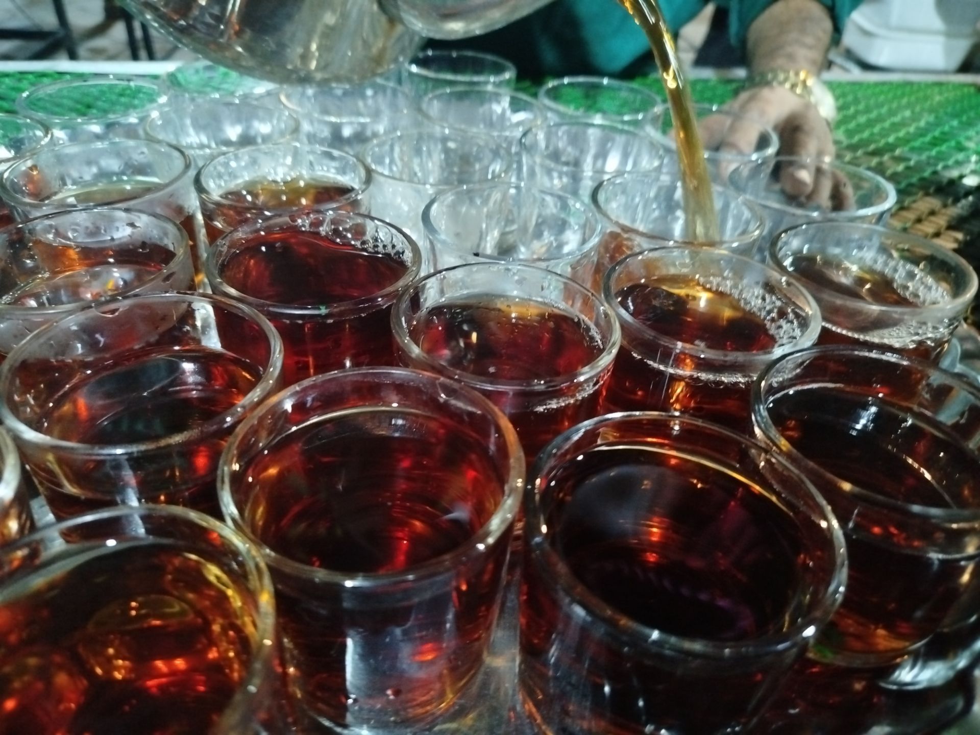 ‌گذری بر چایخانه فاطمه الزهرا در ششمین شب از مراسم عزاداری امام حسین در حسینیه امام خمینی 