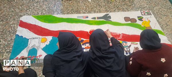  نقاشی همگانی با موضوع «ایرانِ قوی» در دبیرستان اهل‌البیت ناحیه 4 کرج 