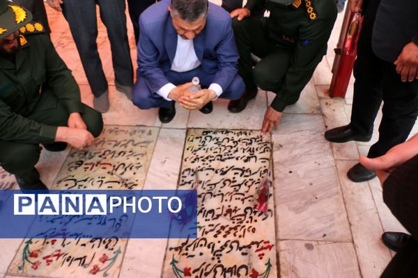 عطرافشانی مزار شهدای فرهنگی استان قم