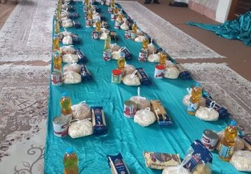 چیدن سفره هفت سین و تهیه بسته‌های معیشتی برای کمک به نیازمندان