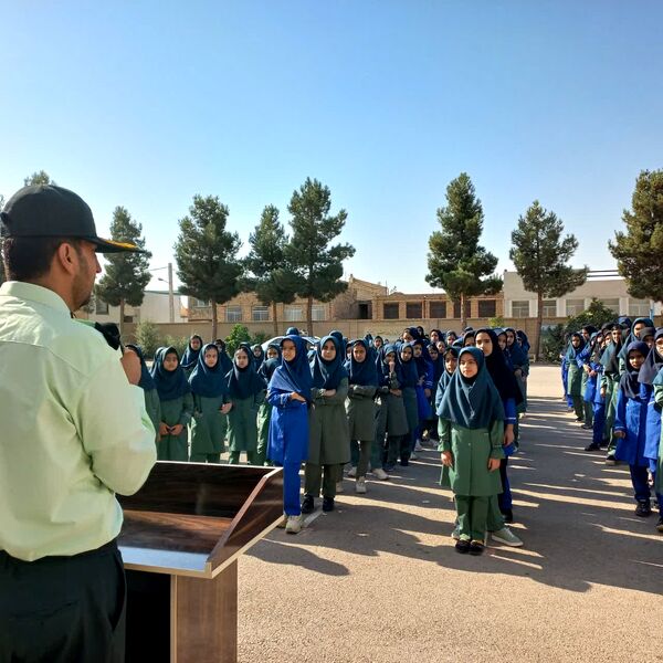 حضور ماموران نیروی انتظامی در دبستان حاج فرج عبداللهی اردکان