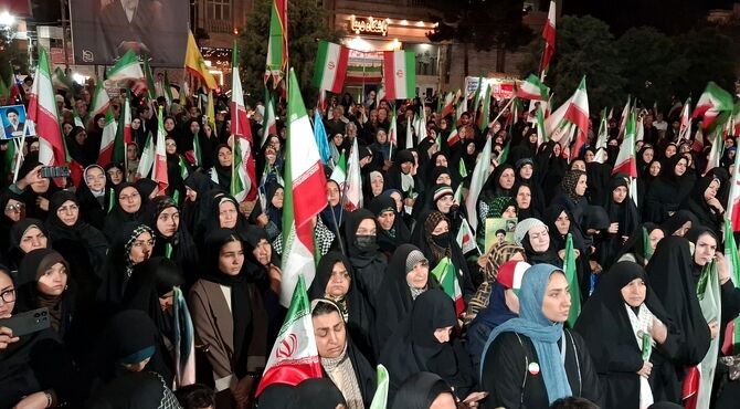 پنجاه و دو شب  در میدان پای کار ایران