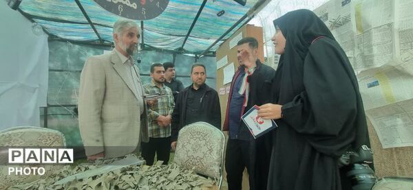 حضور معاون تشکیلات سازمان دانش‌آموزی در غرفه «نوجوان مبارز» 