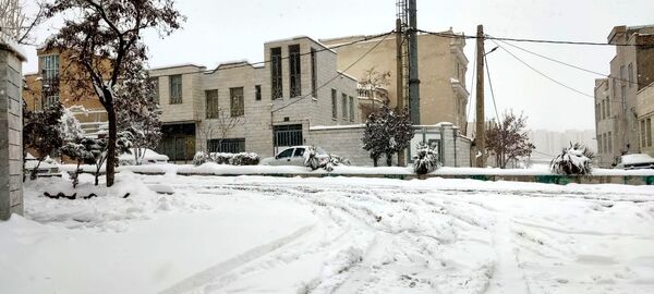 یلدای برفی در اراک؛ مردم با شادی به استقبال جشن یلدا می‌روند