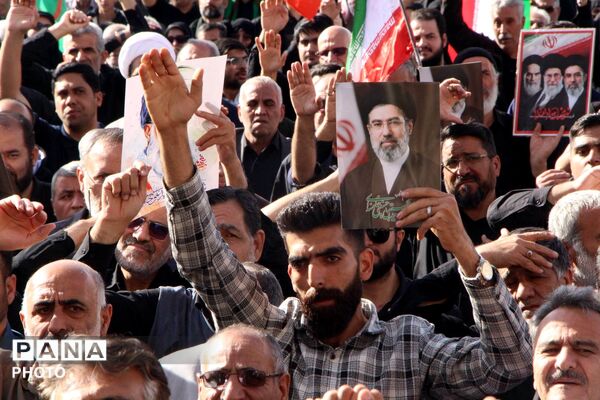 بیعت مردم دارالعباده شهر یزد با رهبر جدید انقلاب اسلامی ایران