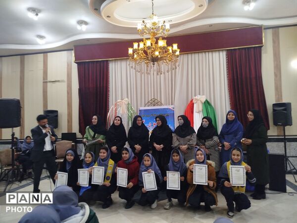 مراسم تقدیر و تشکر از دانش آموزان برتر درسی، اخلاقی و نماز جماعت در دبیرستان دخترانه دانشور 2 