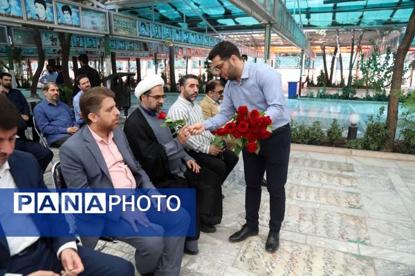 آیین غبارروبی مزار شهدا با حضور اصحاب رسانه در قم