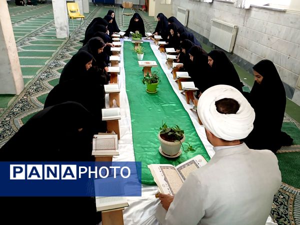 برپایی محفل قرآنی در دبیرستان دارالزهرا(س) قم