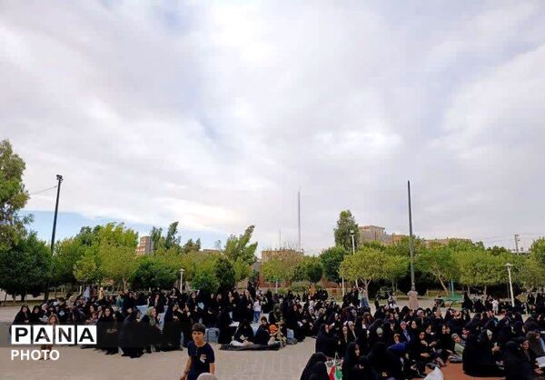 آیین قرائت دعای پرفیض عرفه در جوار یادمان شهید گمنام بوستان گلهای قم