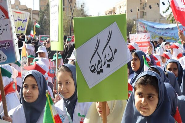 حضور پرشور دانش‌آموزان پاکدشتی در راهپیمایی روز ۱۳ آبان