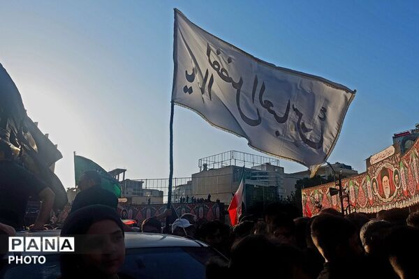 دسته عزاداران تهرانی به مناسبت شهادت امام حسین (ع)