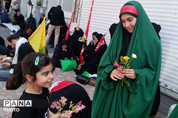 اجرای گروه سرود ریحانه‌الحسین پردیس در مراسم تشییع  رهبر شهید