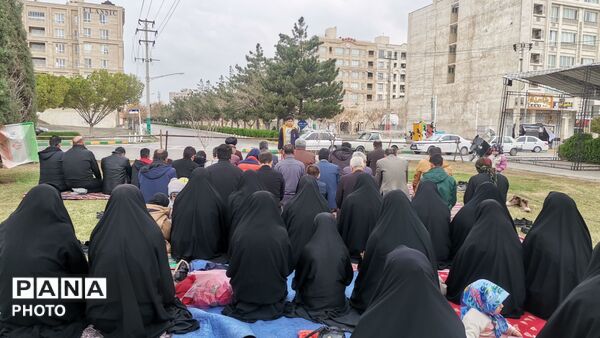  اقامه نماز ظهرِ روز طبیعت در جبهه خیابان