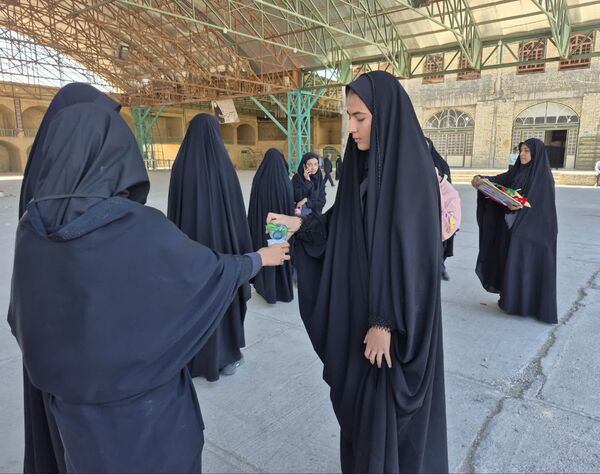 نمایش جرعه ای از ایستادگی در مسیر راهپیمایی ۱۳ آبان ماه