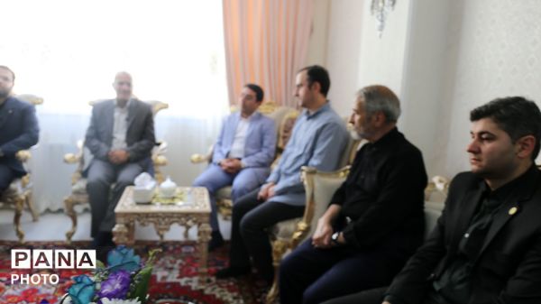 دیدار قائم مقام معاون وزیر در سازمان دانش‌آموزی با خانواده شهید اقتدار در تبریز