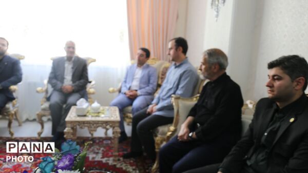 دیدار قائم مقام معاون وزیر در سازمان دانش‌آموزی با خانواده شهید اقتدار در تبریز