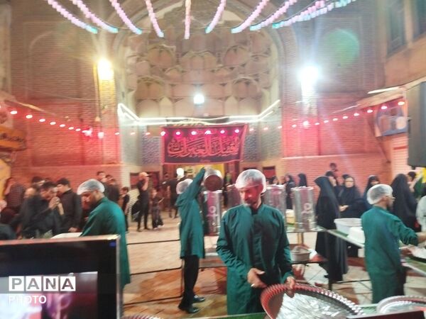 فضای معنوی مسجد جامع نیشابور با برپایی چایخانه حضرت زهرا(س) در رنگ ماتم