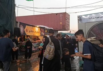 مرز پر تردد مهران در دمای ۵۰ درجه میزبان زائران حسینی است 