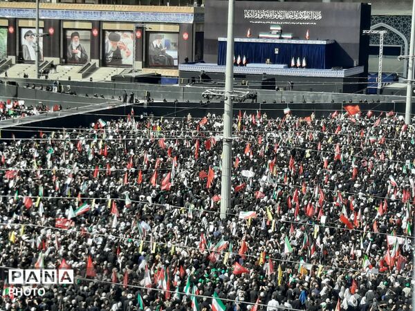 اولین روز وداع با شکوه با رهبر شهید و خانواده بزرگوارشان 