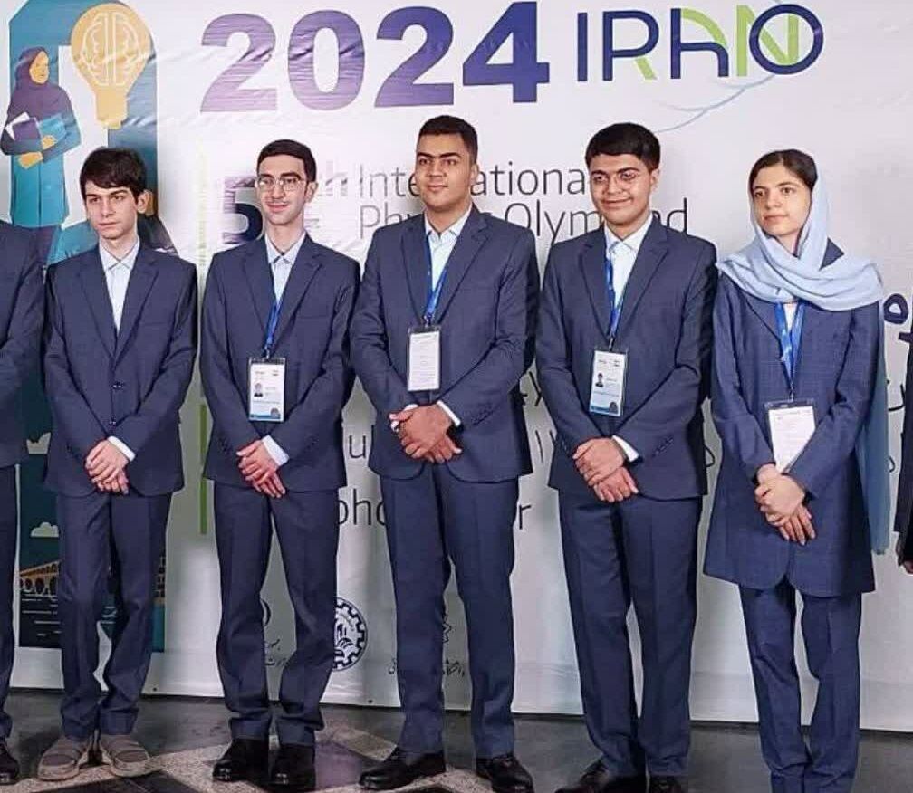  دانش آموز نخبه قمی مدال نقره مسابقات جهانی فیزیک را از آن خود کرد