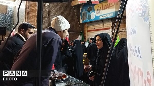 گذری بر فعالیت چایخانه فاطمه الزهرای نیشابور در مراسم چهلم رهبر شهید و شهدای میناب