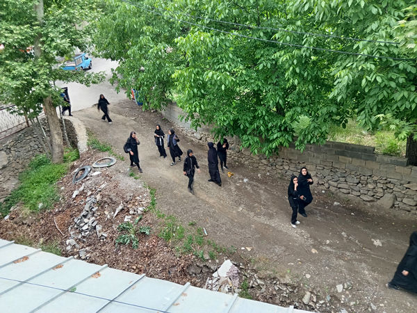 بازدید دانش‌آموزان جعفرآباد از کارگاه گلاب‌گیری روستای «بنابر»