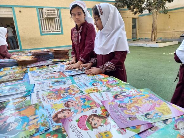نمایشگاه کتاب در دبستان مریم بندرعباس