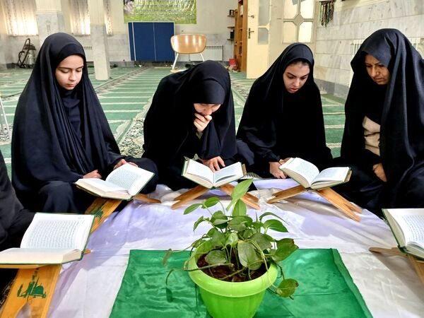 برپایی محفل قرآنی در دبیرستان دارالزهرا(س) قم