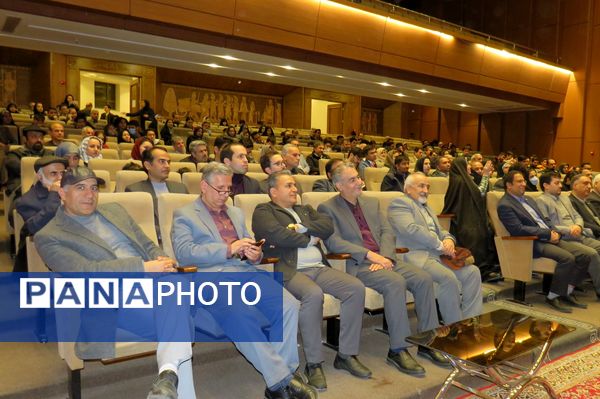 برگزاری آیین تجلیل از دانش‌آموزان برتر دبیرستان شهید هاشمی نژاد یک