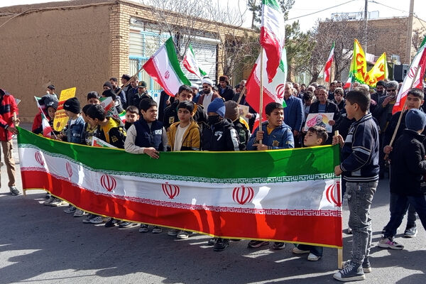 حضور پرشور دانش‌آموزان شهر بهمن در راهپیمایی ۲۲ بهمن ماه