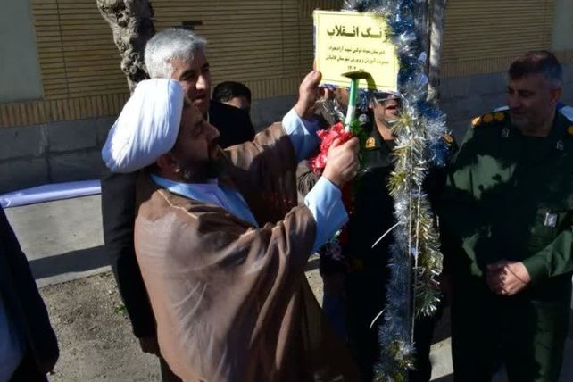 نواخته شدن زنگ انقلاب در مدرسه نمونه دولتی شهید علی آزادی خواه