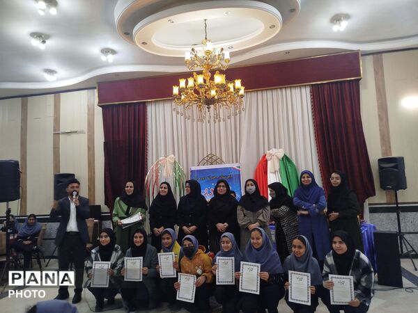 مراسم تقدیر و تشکر از دانش آموزان برتر درسی، اخلاقی و نماز جماعت در دبیرستان دخترانه دانشور 2 