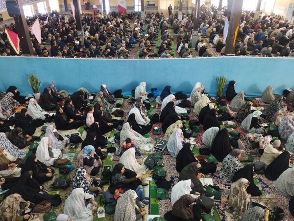 نماز جمعه تویسرکان؛ تجلی خدمت و مهر مادری در کنار نهادهای مردمی