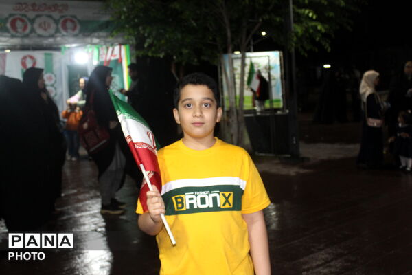 حضور نوجوانان در شب بارانی کرمان