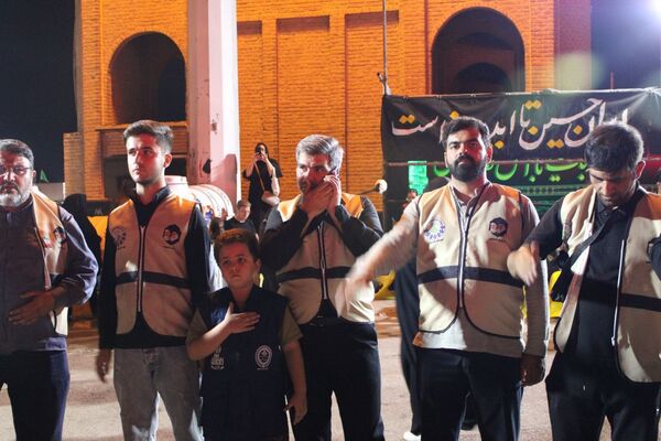 دانش‌آموزان در موکب دانش‌آموزی عشاق‌الحسین از زائرین کربلای معلی پذیرایی کردند