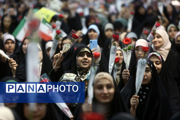 اجتماع بزرگ «عهد خواهرانه» با حضور 6 هزار دانشجوی دختر در قم