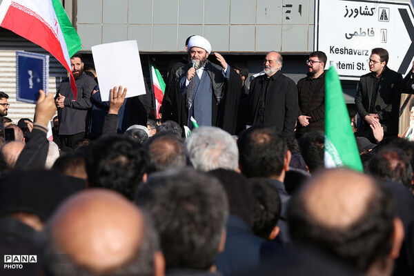 تجمع سوگواران رهبر شهید انقلاب در مقابل دانشگاه تهران