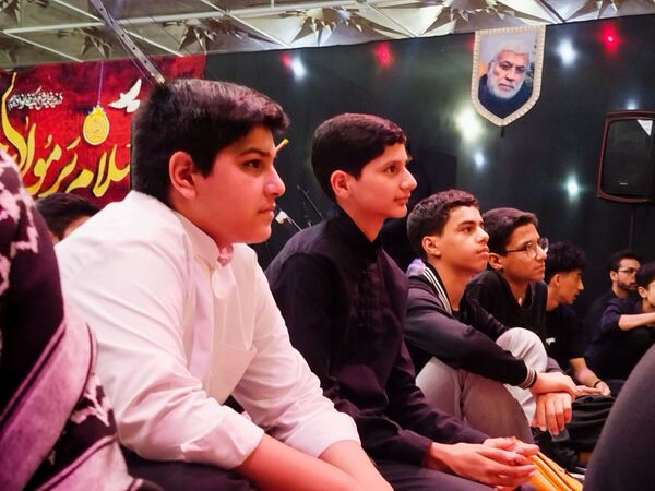 شب اول محرم، دانش‌آموزان کاشمری در هیئت انصار المهدی پرچم عشق برافراشتند