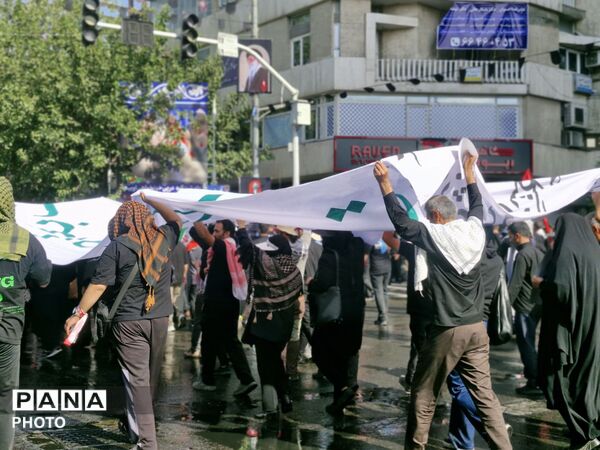 حضور پرشور مردم در خیابان فلسطین برای بدرقه رهبر