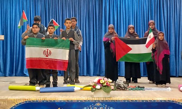 تقدیر از دانش‌آموزان فعال محمدشهری در زمینه‌های فرهنگی و هنری