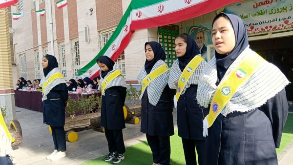  تجدید بیعت با ایستادگی در دبیرستان دخترانه ذبیح الله هوشیار