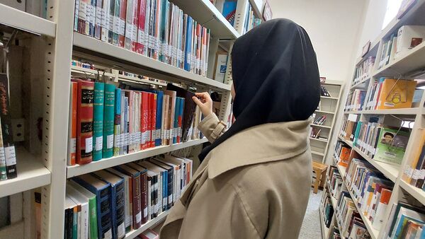 بازدید دانش‌آموزان دبیرستان فاطمه الزهرا(س) از کتابخانه شهید بهشتی 