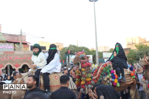 ورامین بار دیگر در سوگ اسارت؛ کاروان نمادین کربلا در خیابان‌های ورامین به حرکت درآمد