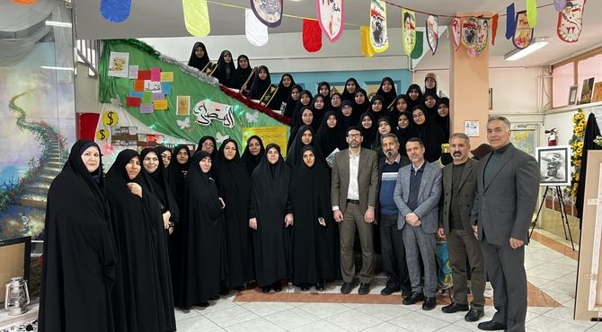 دبیرستان شاهد صدیقه طاهره(س) میزبان گنجینه‌ای از انقلاب