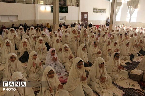 آغاز مسیر بندگی؛ جشن تکلیف دانش‌آموزان دختر فیروزکوهی