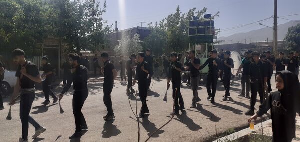تجلی عشق به اباعبدالله در روستای سربالا؛ مراسم تاسوعا با مداحی و سینه زنی